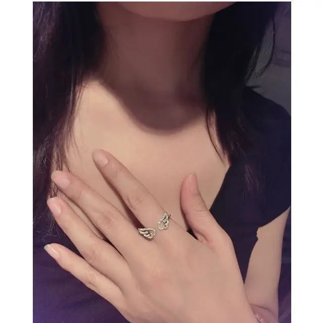 Norvo | Chic Angel Wings Ringer – Glam Tilbehør