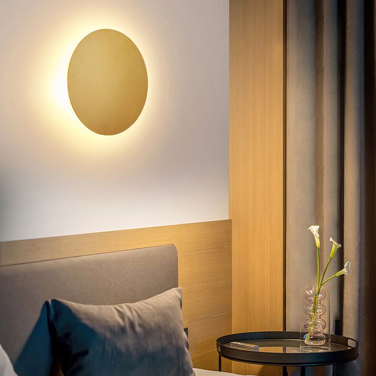 Norvo | GlowAura – Rund vegglampe i metall for soverom/stue