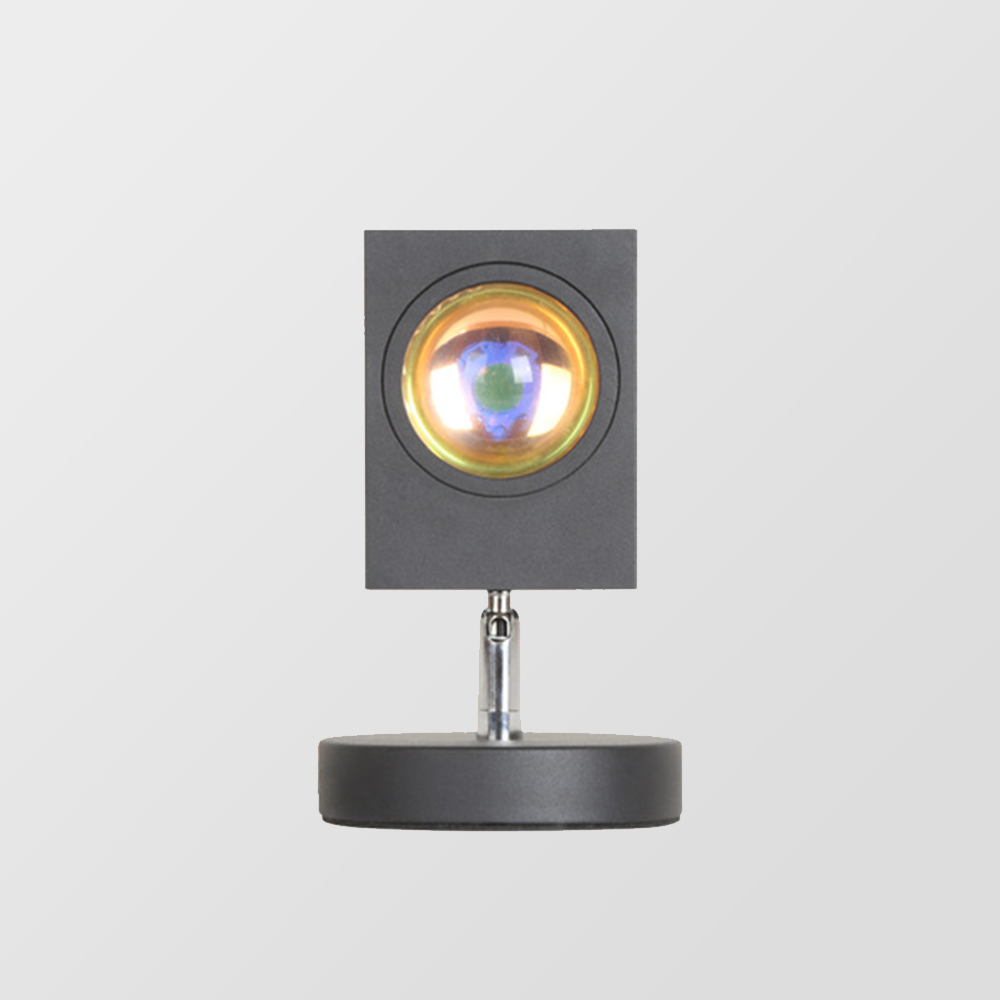 Norvo– Moderne retro bordlampe ved solnedgang med myk atmosfærisk belysning