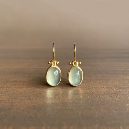 Chic Vintage Øredobber med Strålende Grønn Månestein - Elina Design