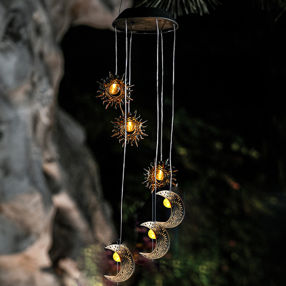 Norvo | Moderne Boho Sol Vanntett ABS Metall Måne Sol Stjerne Dekorasjon Vindklokke Hengende LED Utebelysning Landskapsbelysning for Utendørs Terrasse