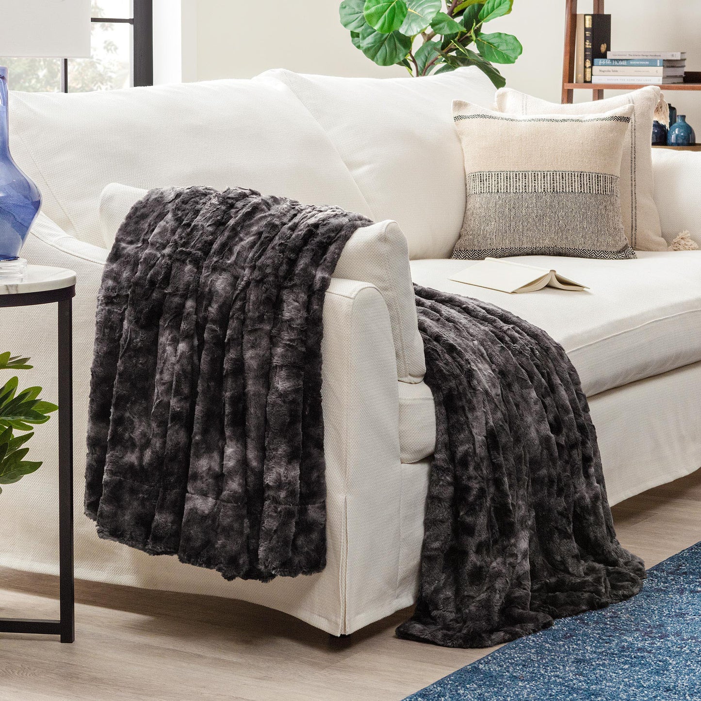 Norvo | Dobbeltsidig oversized ulv faux fur kastepledd
