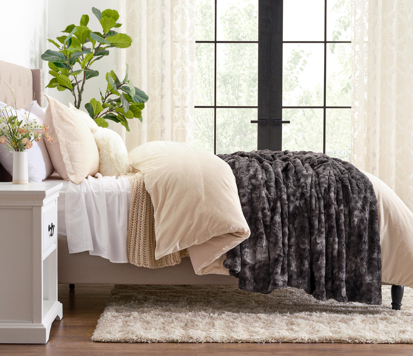 Norvo | Dobbeltsidig oversized ulv faux fur kastepledd