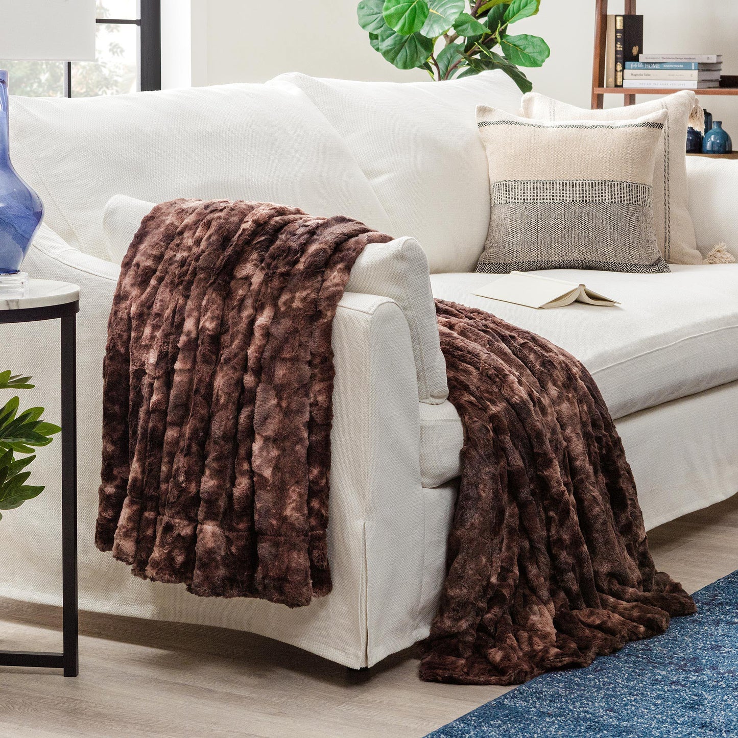 Norvo | Dobbeltsidig oversized ulv faux fur kastepledd