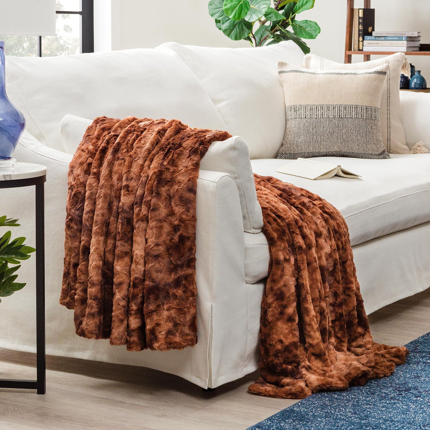 Norvo | Dobbeltsidig oversized ulv faux fur kastepledd