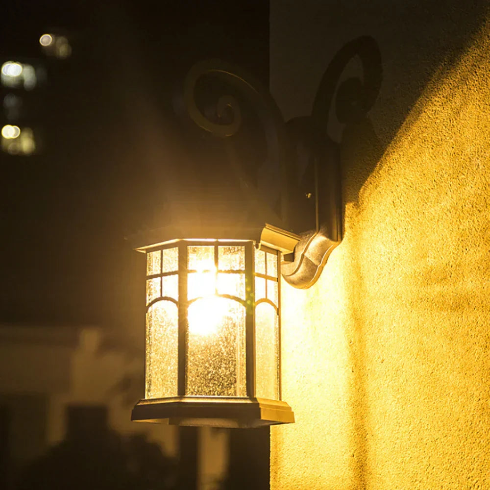 Nostalgisk Vegglampe i Bronse Design for Utendørs Bruk - Værbestandig & Energisparende