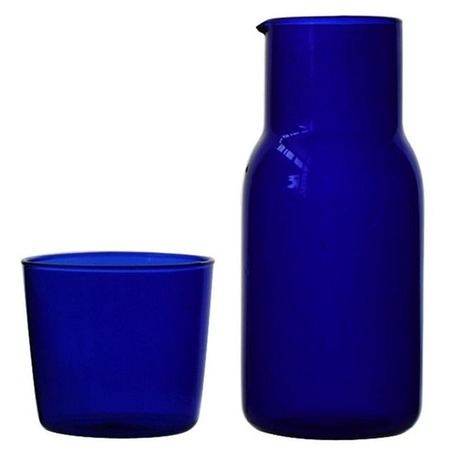 karaffel og glass i levende vann glass