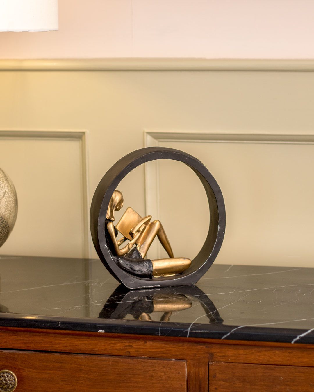 Skanto | Lesende Jentestatue