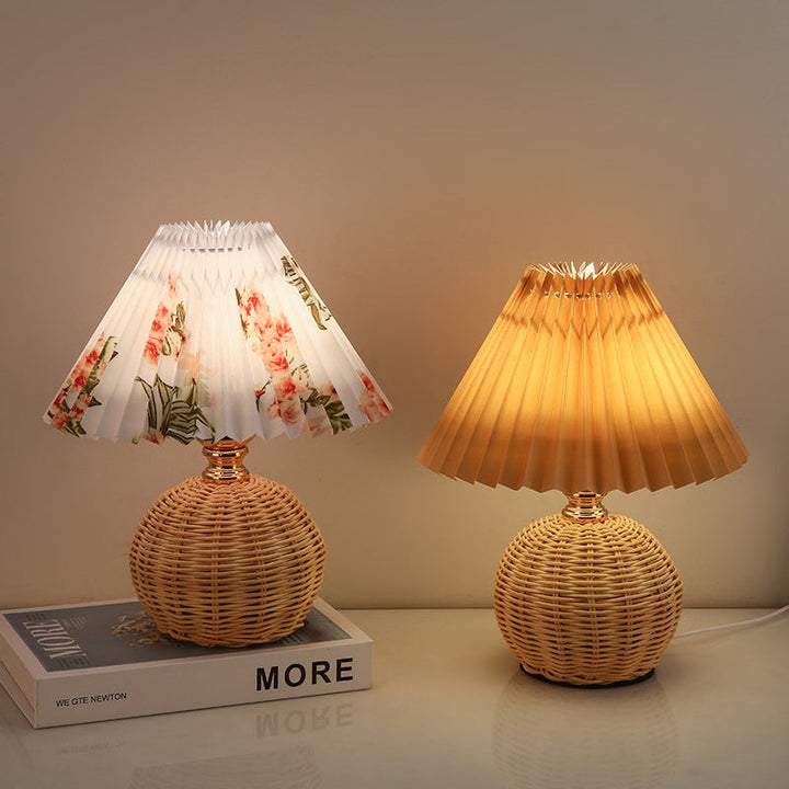 Skanto | RattaLume Nordic LED Bordlampe | Vevd Rattan & Foldbar Stoffskjerm | Stemningslys | Dekor for Soverommet