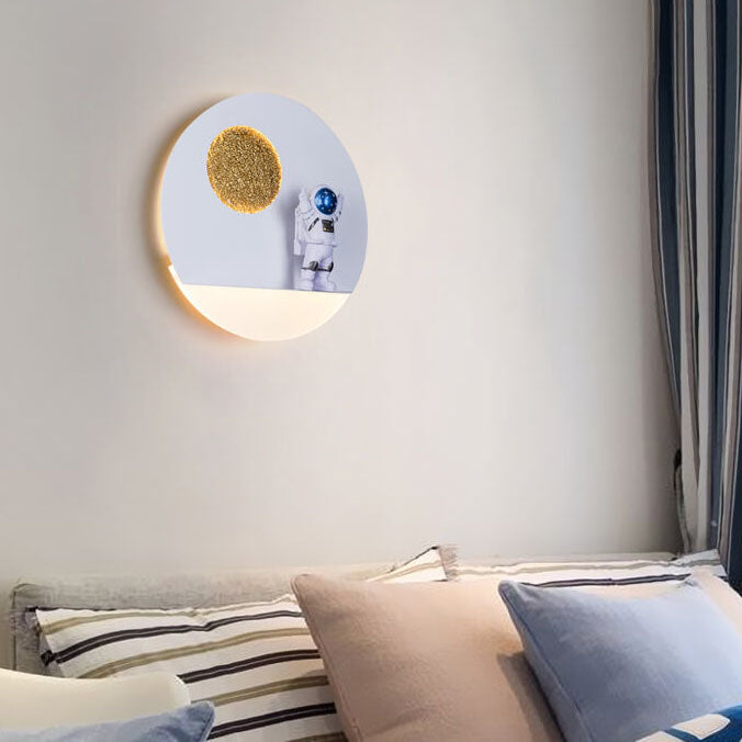 Skanto | Moderne Kreativ Jern Harpiks Rund Astronaut LED Vegglampe for Soverom