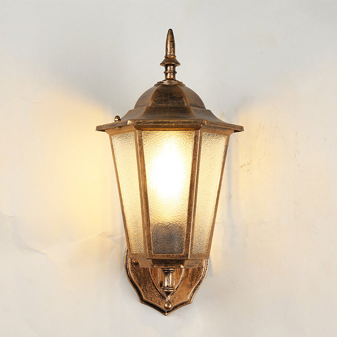 Sekskantet vegglampe med aluminiumsramme, frostet glass og én lyskilde for utendørs bruk, egnet for hagen