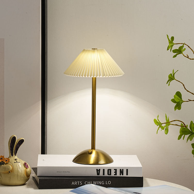Skanto | Moderne skandinavisk oppladbar jernstoff cone plisserte LED bordlampe for nattbord