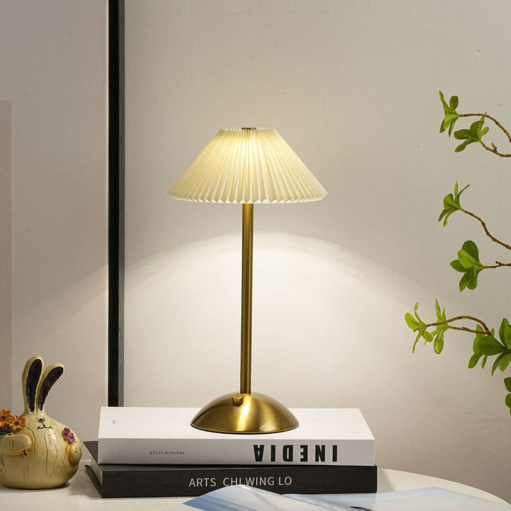 Skanto | Moderne skandinavisk oppladbar jernstoff cone plisserte LED bordlampe for nattbord