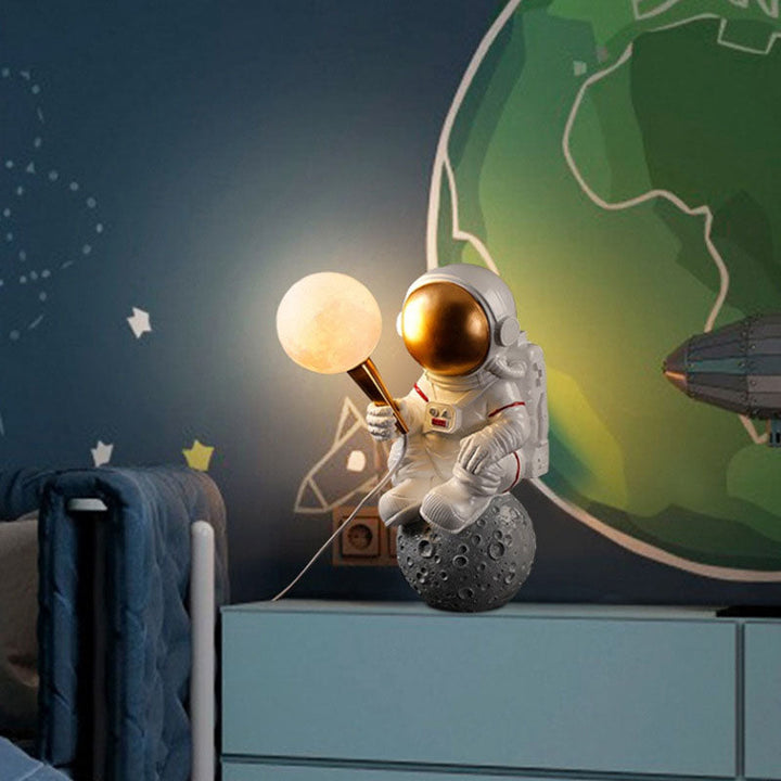 Skanto | CosmoBuddy Astronaut Vegglampe | Kreativ Design | Harpiks & ABS | LED Soveromslampe