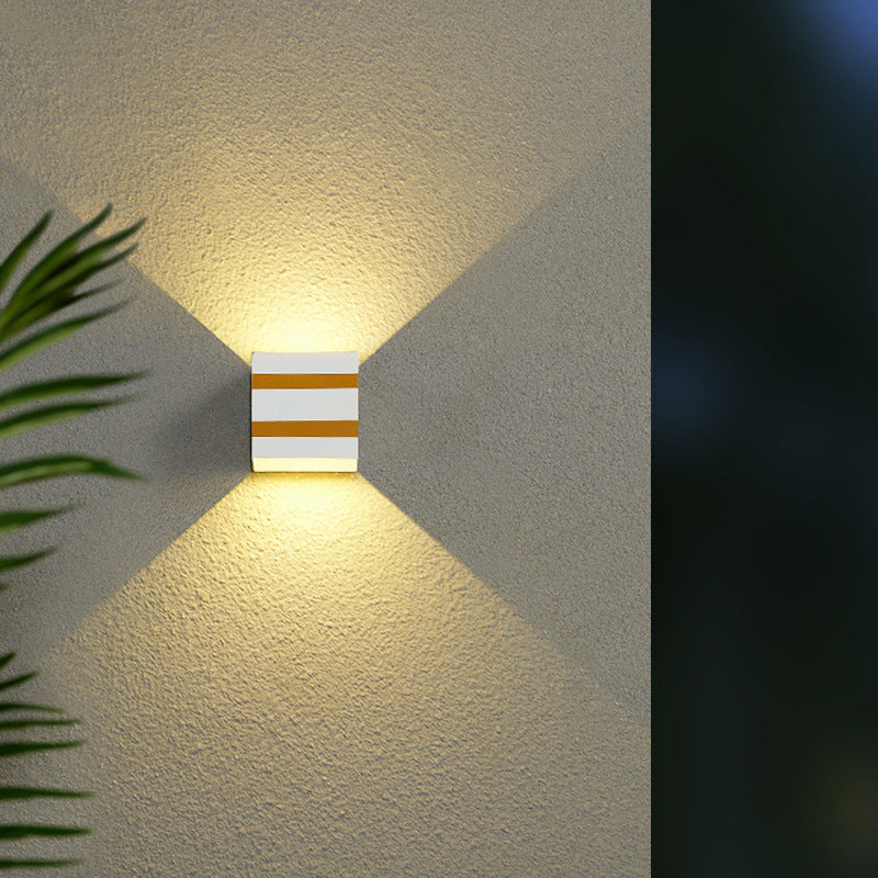 Minimalistisk, firkantet LED-vegglampe i aluminium for utendørs bruk – vanntett og kubeformet