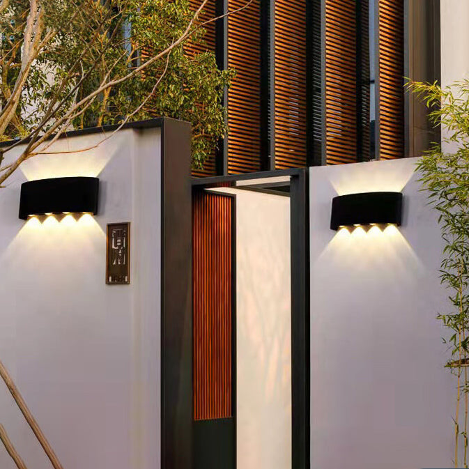 Moderne LED-vegglampe med oppover- og nedoverbuede spotlights, vanntett, for utendørs bruk