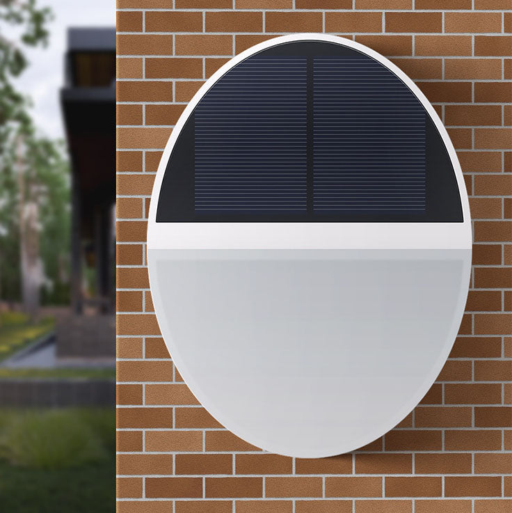 Soldrevet, vanntett, rund, flat LED-vegglampe med radarsensor for utendørs bruk