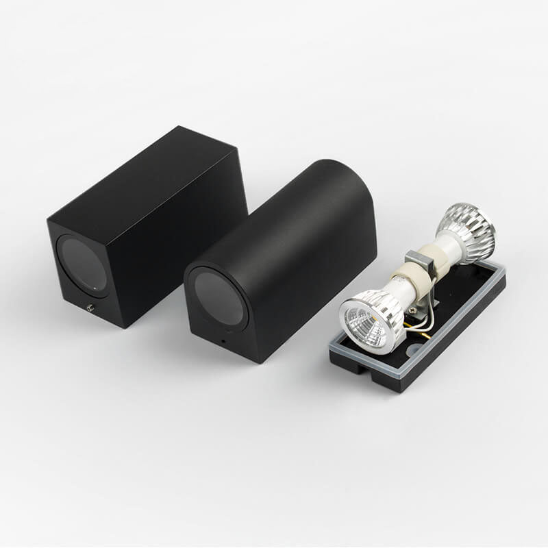 Moderne, enkel, vanntett vegglampe med 2 lyskilder laget av aluminium og glass i sylindrisk design for utendørs bruk.