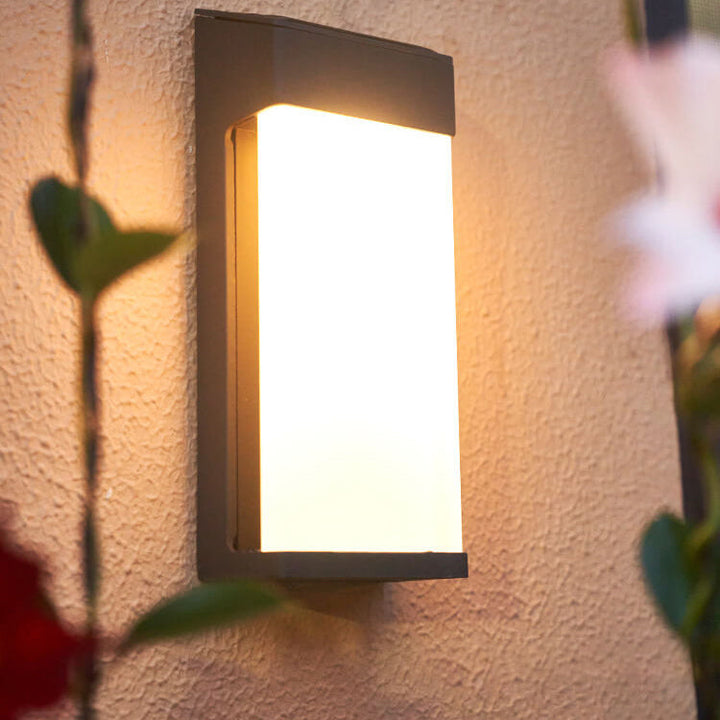 Solcelledrevet firkantet LED-vegglampe for utendørs bruk, vanntett, laget av frostet glass