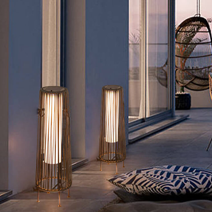 Moderne Minimalistiske Solvannavvisende Runde Vertikale Trekkstrippe Jern Rattan LED Stående Gulvlampe For Utendørs Patio | Skanto