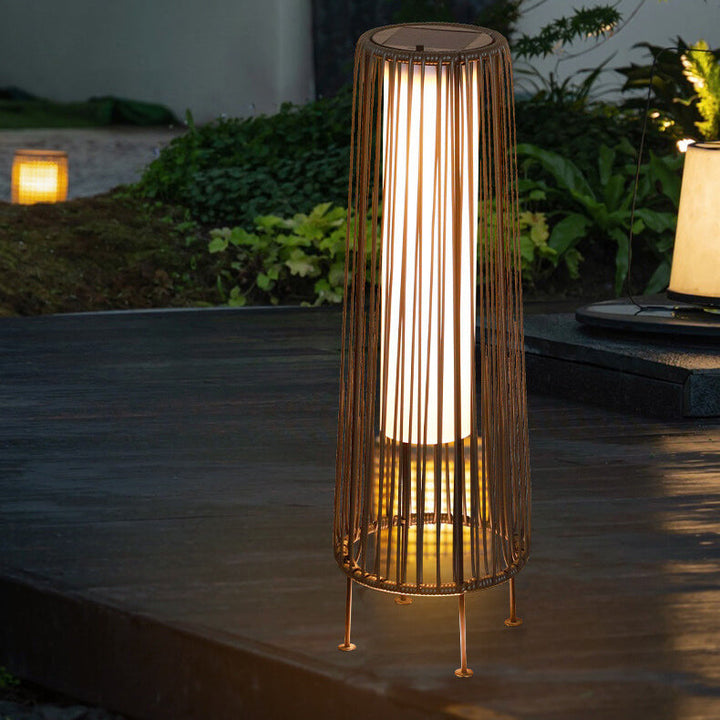 Moderne Minimalistiske Solvannavvisende Runde Vertikale Trekkstrippe Jern Rattan LED Stående Gulvlampe For Utendørs Patio | Skanto