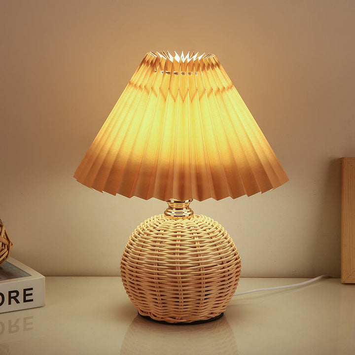 Skanto | RattaLume Nordic LED Bordlampe | Vevd Rattan & Foldbar Stoffskjerm | Stemningslys | Dekor for Soverommet