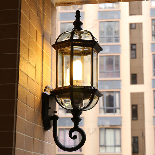 Vanntett, sekskantet vegglampe i aluminium og glass med én utendørslampe