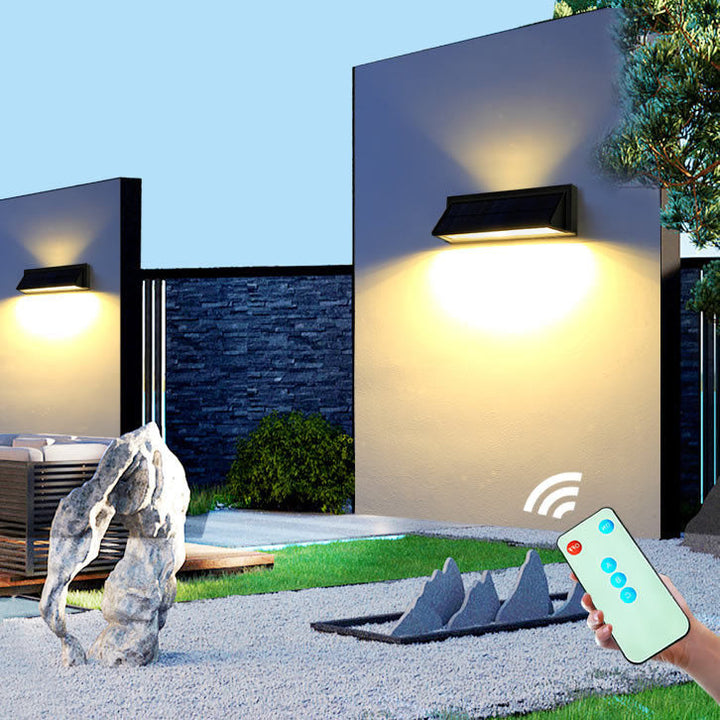 Vanntett, rektangulær LED-vegglampe for utendørs bruk med solenergi, ideell for terrasse og hage.