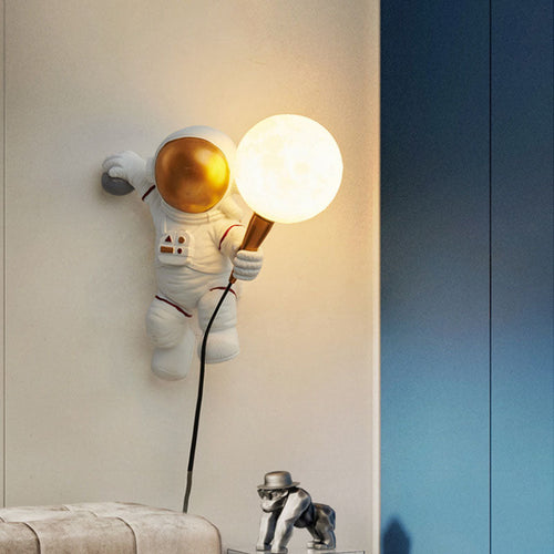 Skanto | CosmoBuddy Astronaut Vegglampe | Kreativ Design | Harpiks & ABS | LED Soveromslampe
