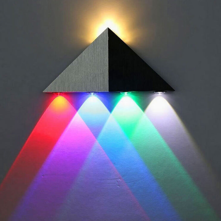 Skanto | TriLumina Prism LED Vegglampe | Kreativ Pyramide Design | Aluminium & Akryl | Fargede Lysalternativer