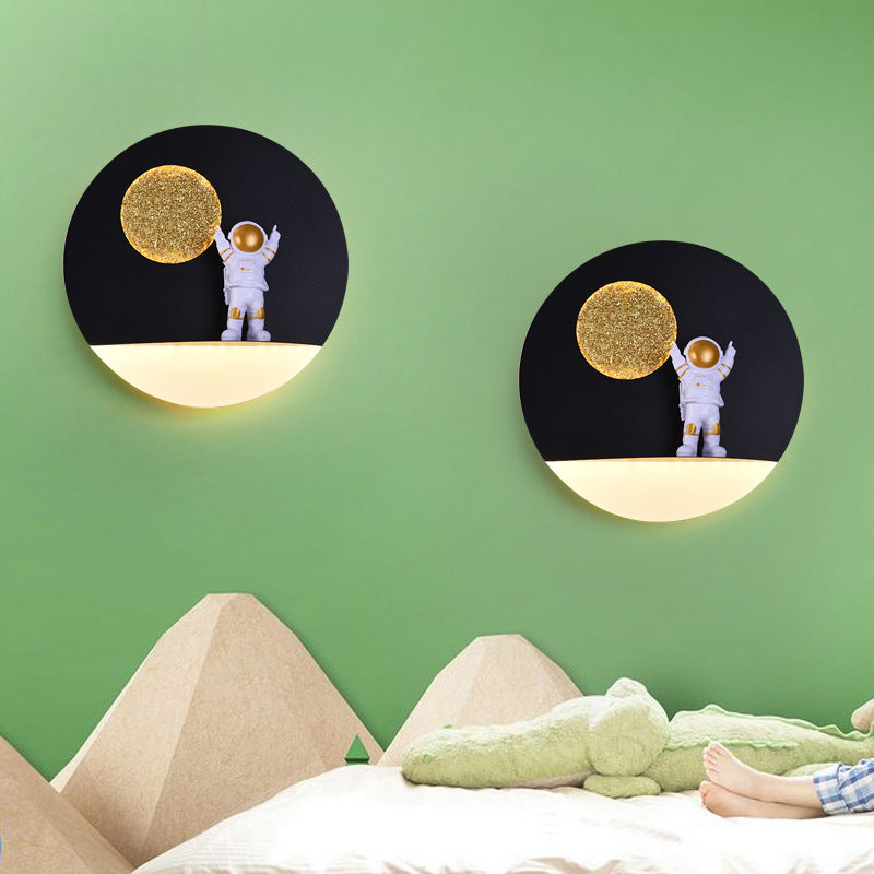 Skanto | Moderne Kreativ Jern Harpiks Rund Astronaut LED Vegglampe for Soverom