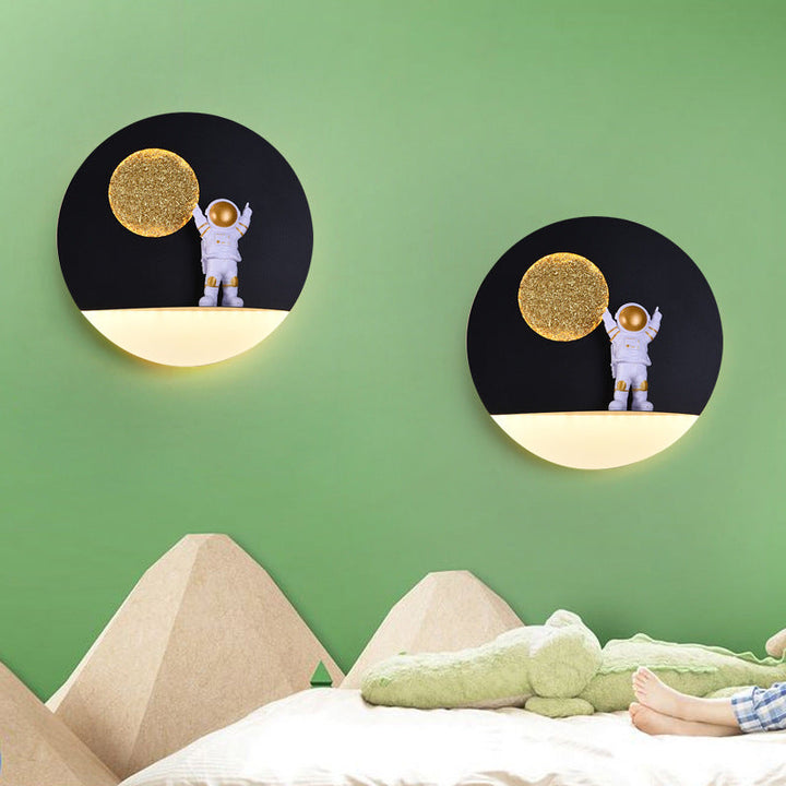 Skanto | Moderne Kreativ Jern Harpiks Rund Astronaut LED Vegglampe for Soverom