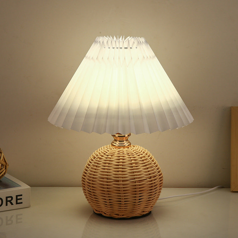 Skanto | RattaLume Nordic LED Bordlampe | Vevd Rattan & Foldbar Stoffskjerm | Stemningslys | Dekor for Soverommet