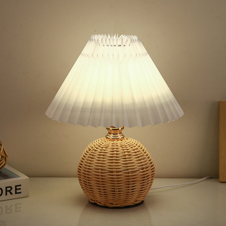 Skanto | RattaLume Nordic LED Bordlampe | Vevd Rattan & Foldbar Stoffskjerm | Stemningslys | Dekor for Soverommet