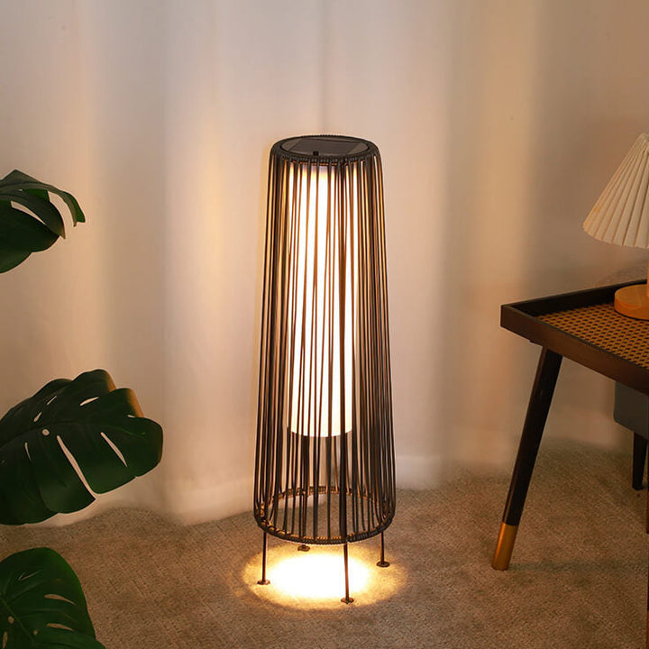 Moderne Minimalistiske Solvannavvisende Runde Vertikale Trekkstrippe Jern Rattan LED Stående Gulvlampe For Utendørs Patio | Skanto