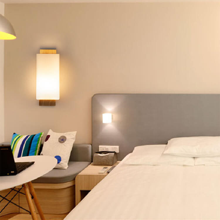 Skanto | Moderne minimalistisk massiv trefirkantet glass søyle 1-lys vegglampe