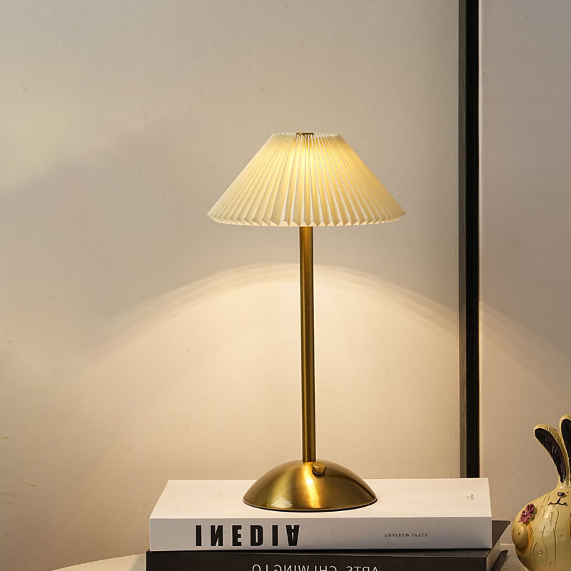 Skanto | Moderne skandinavisk oppladbar jernstoff cone plisserte LED bordlampe for nattbord