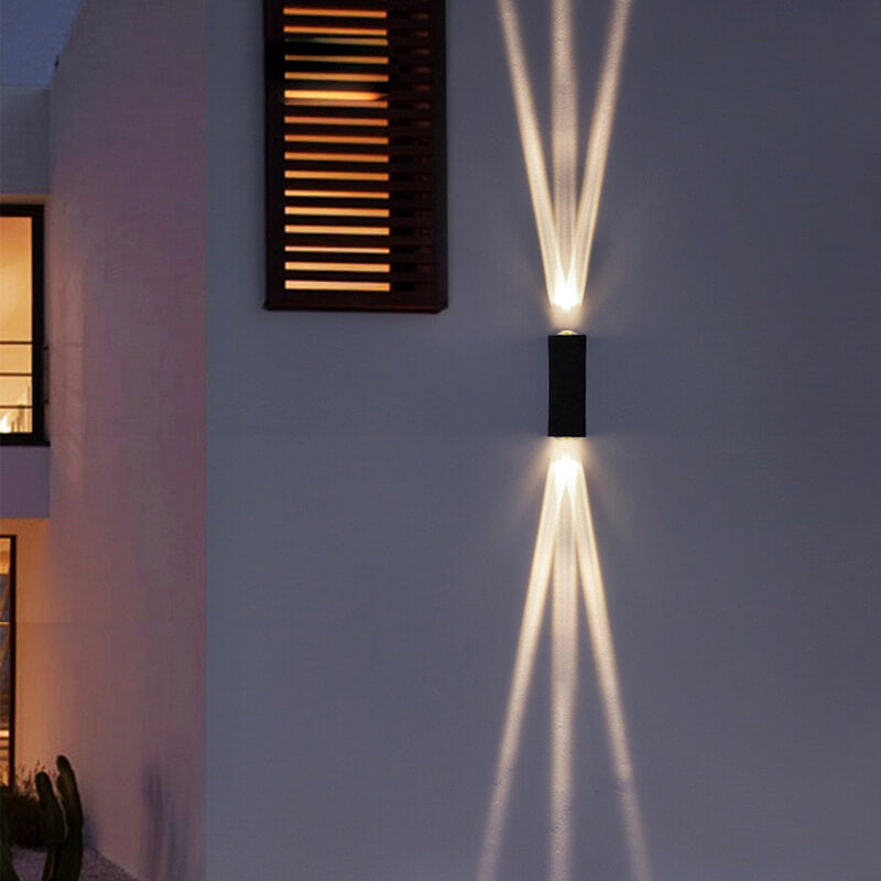 Moderne LED-vegglampe med to lyshoder og aluminiumslinse for utendørs bruk.