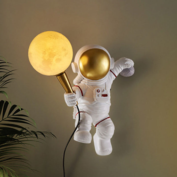 Skanto | CosmoBuddy Astronaut Vegglampe | Kreativ Design | Harpiks & ABS | LED Soveromslampe