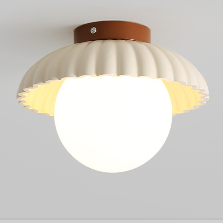 Skanto | Taklampe med en melkefarget glasskjerm som gir varmt lys i gangen