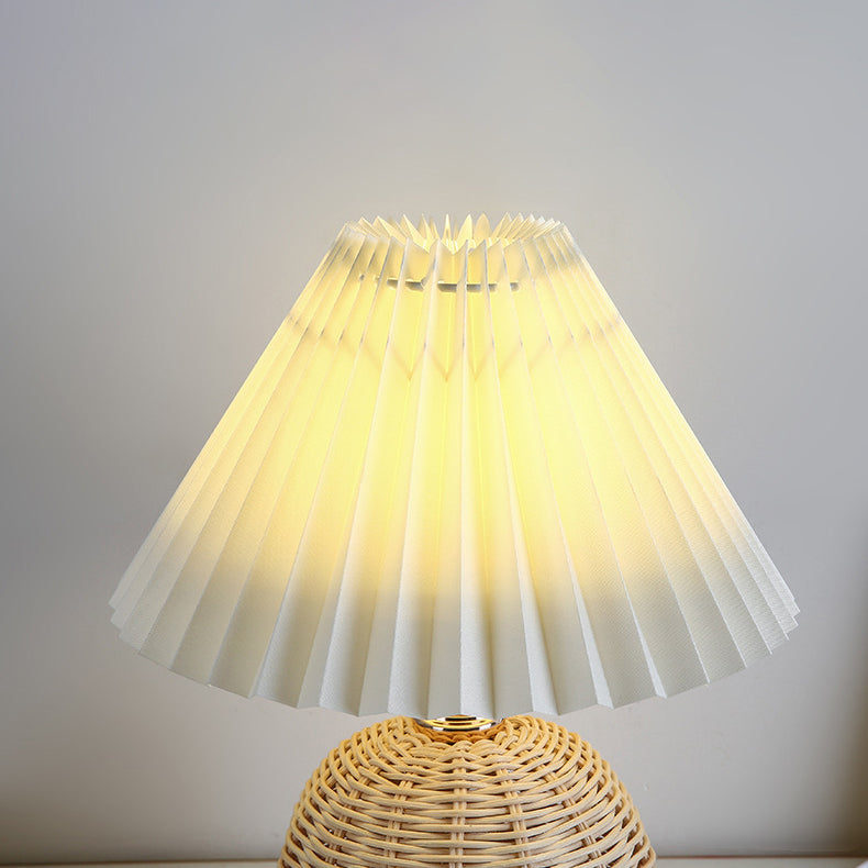 Skanto | RattaLume Nordic LED Bordlampe | Vevd Rattan & Foldbar Stoffskjerm | Stemningslys | Dekor for Soverommet