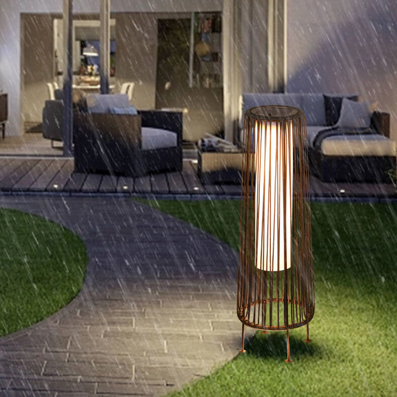 Moderne Minimalistiske Solvannavvisende Runde Vertikale Trekkstrippe Jern Rattan LED Stående Gulvlampe For Utendørs Patio | Skanto