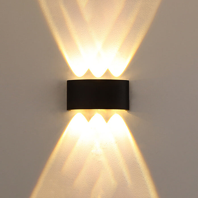 Moderne LED-vegglampe med oppover- og nedoverbuede spotlights, vanntett, for utendørs bruk