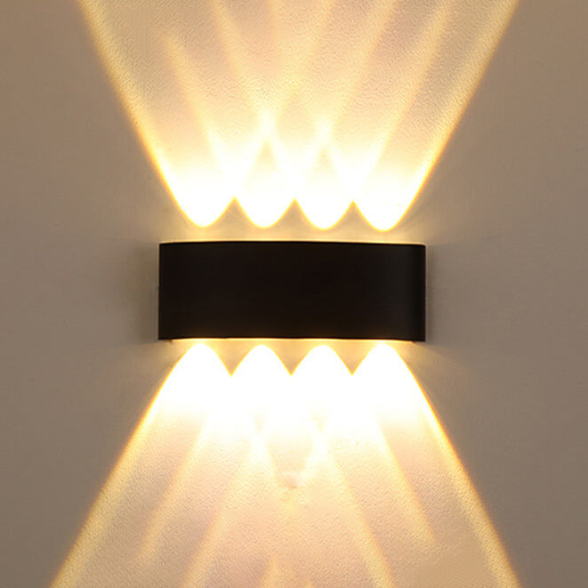 Moderne LED-vegglampe med oppover- og nedoverbuede spotlights, vanntett, for utendørs bruk