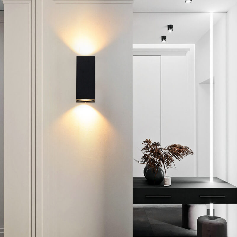 Moderne, enkel, vanntett vegglampe med 2 lyskilder laget av aluminium og glass i sylindrisk design for utendørs bruk.