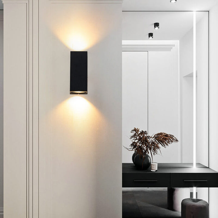 Moderne, enkel, vanntett vegglampe med 2 lyskilder laget av aluminium og glass i sylindrisk design for utendørs bruk.