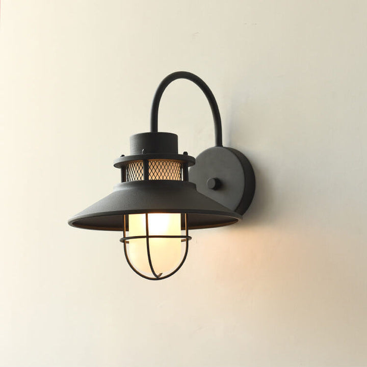 Vanntett utendørs vegglampe med jernhus og én lyskilde