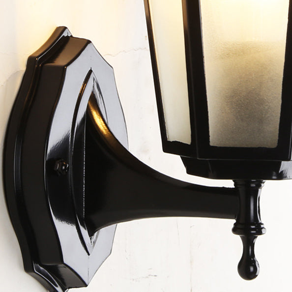 Sekskantet vegglampe med aluminiumsramme, frostet glass og én lyskilde for utendørs bruk, egnet for hagen