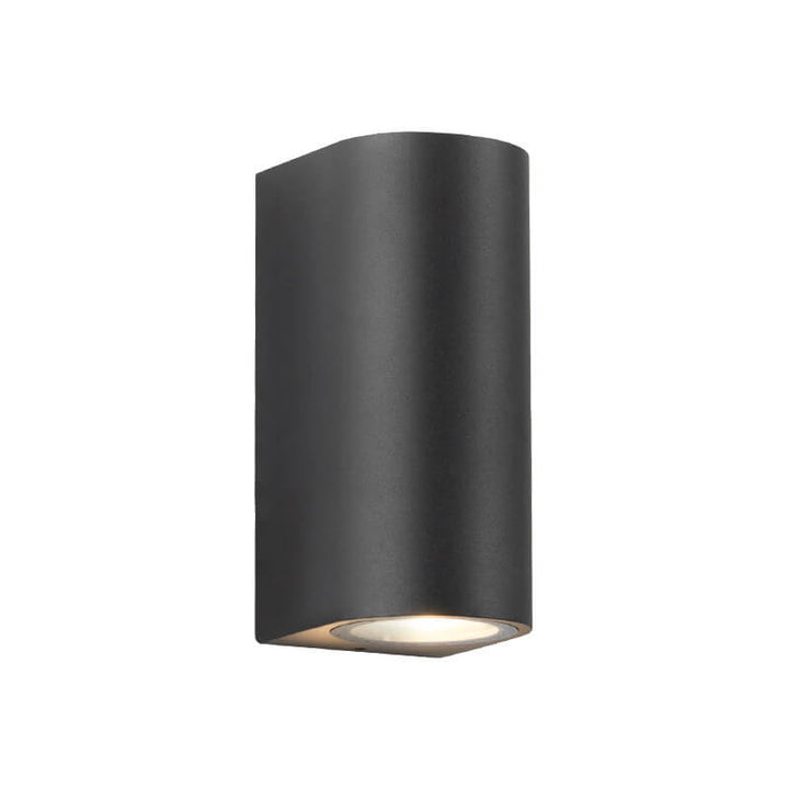 Moderne, enkel, vanntett vegglampe med 2 lyskilder laget av aluminium og glass i sylindrisk design for utendørs bruk.