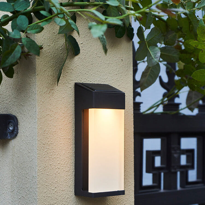 Solcelledrevet firkantet LED-vegglampe for utendørs bruk, vanntett, laget av frostet glass